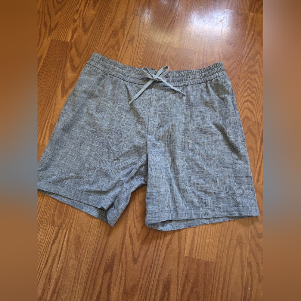 Luluemon Mens Unlined Shorts Xl Pockets
